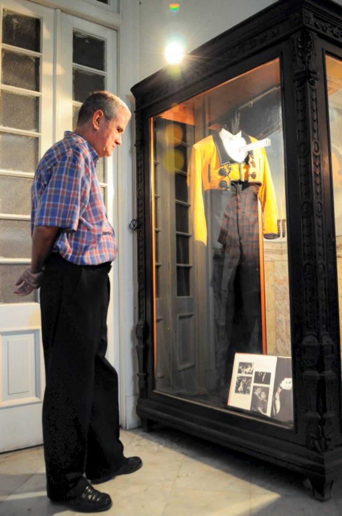 El traje fue donado en 2009 al museo por la viuda del bailaor, Eugenia Eiriz, quien preside la Fundación Gades. AFP STR