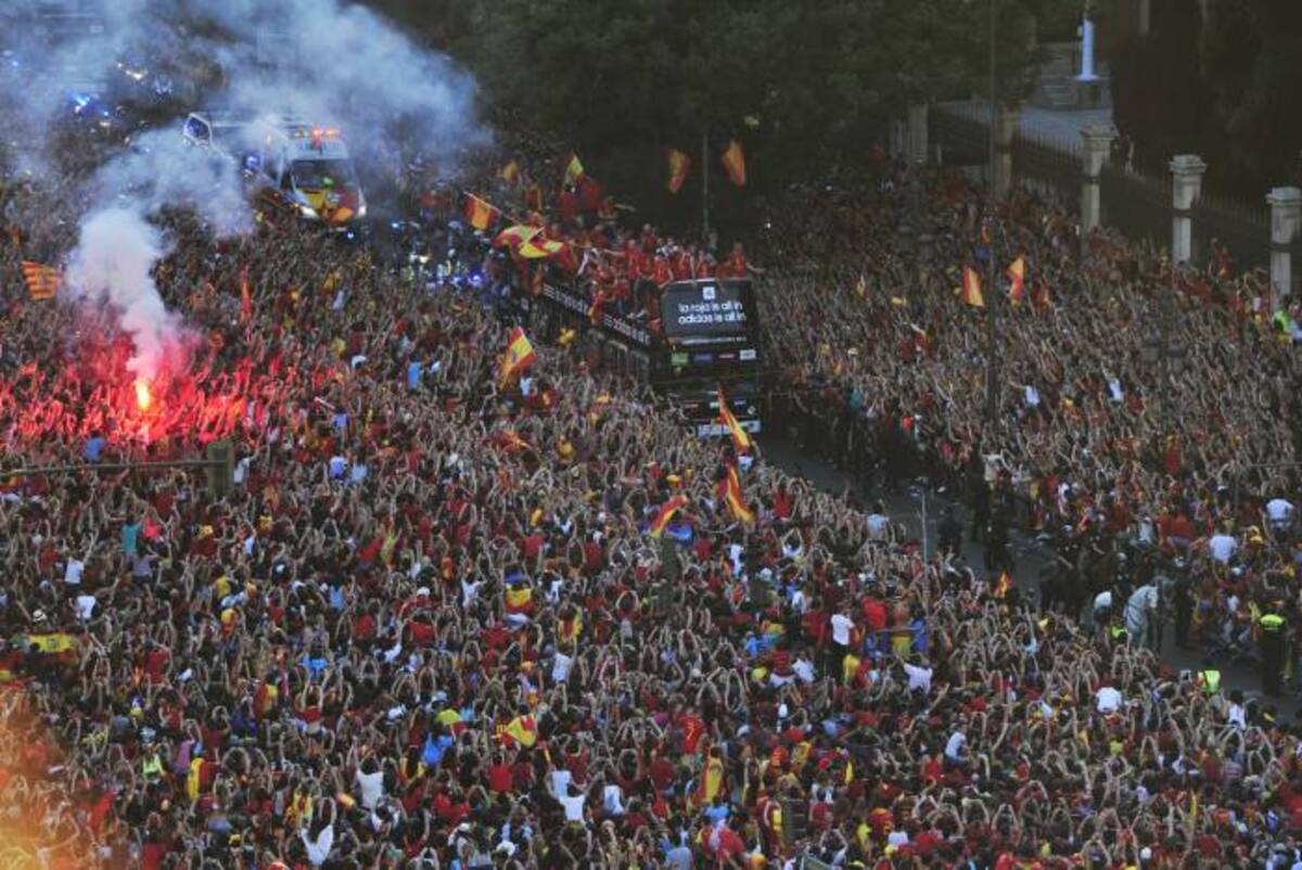 Los jugadores bailaron, cantaron, se rociaron con litros de champán y compartieron su alegría con los cientos de miles de hinchas. AFP JAVIER SORIANO