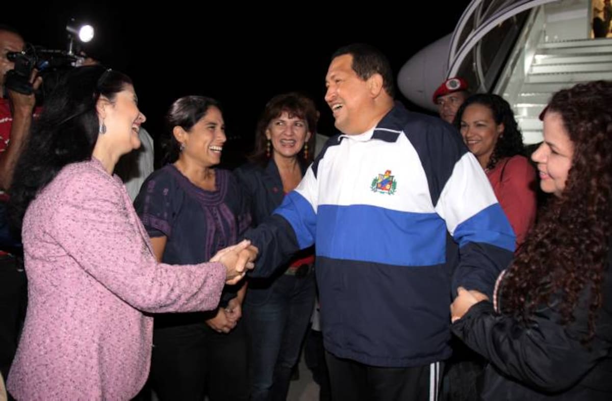 Hugo Chávez regresó en la madrugada a Caracas. AFP