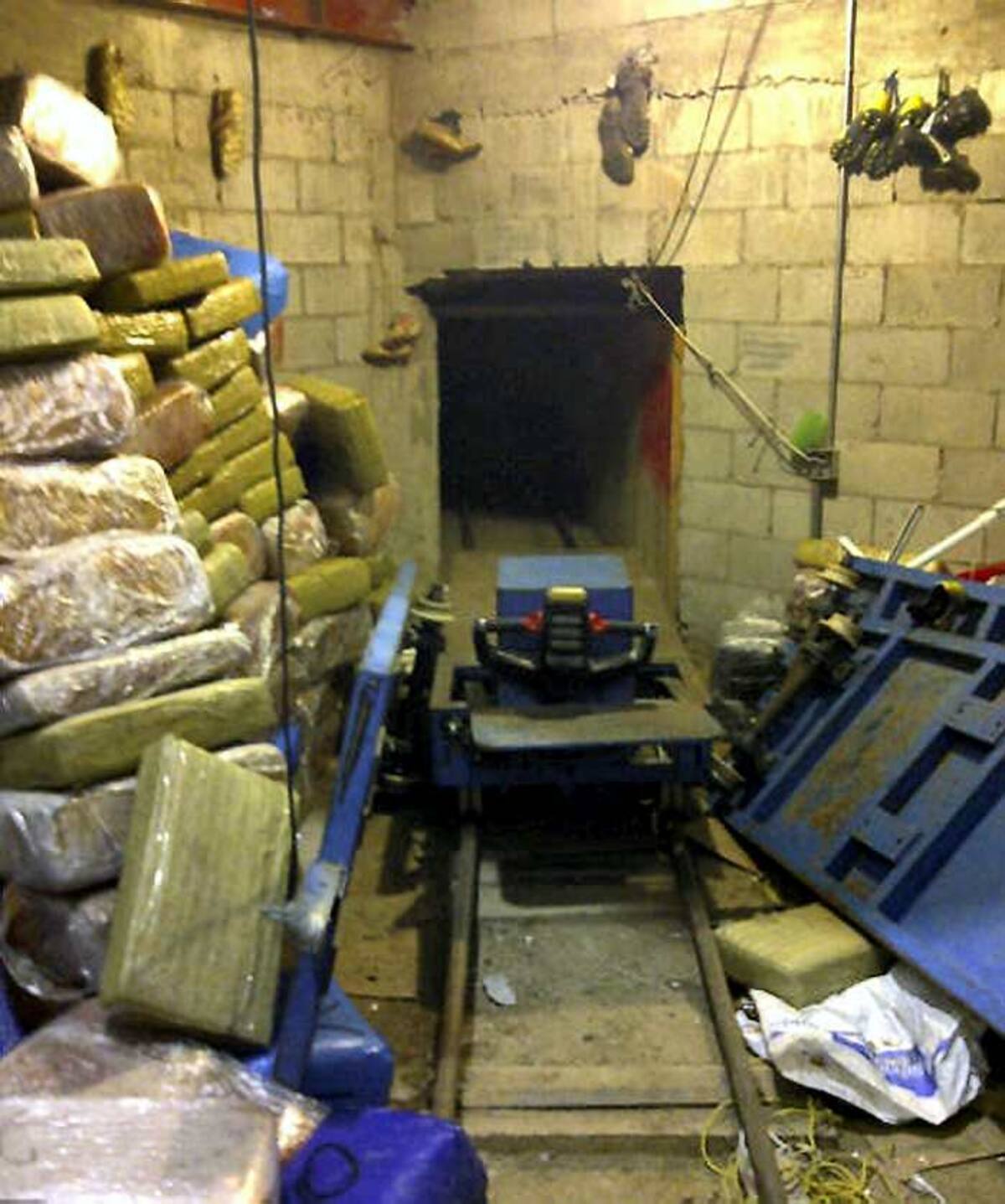 Las autoridades estadounidenses descubrieron el martes un túnel transfronterizo que por su complejidad técnica destaca sobre otros pasajes secretos usados para el traslado de drogas entre México y Estados Unidos. AP