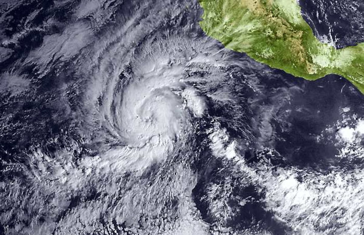 El huracán Kenneth perdió el martes un poco de fuerza en el Pacífico, pero se mantuvo en la categoría 4, una antes de la máxima de cinco, dijeron los meteorólogos AFP HO