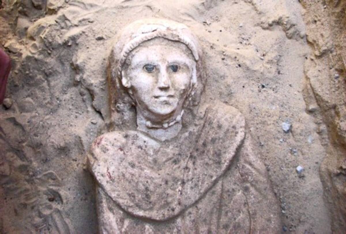 Arqueólogos egipcios descubrieron un sarcófago de yeso con la momia de una mujer.