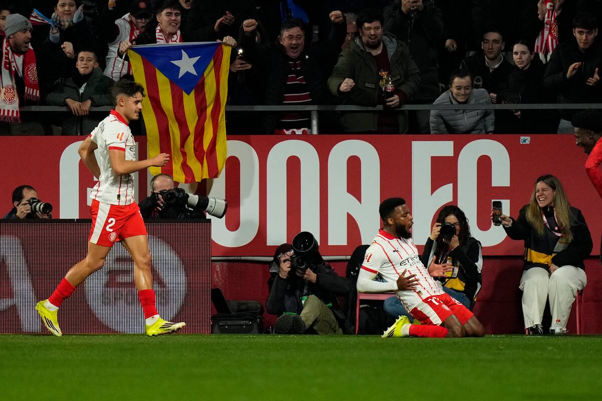 El centrocampista francés del Girona Thomas Lemar (d) celebra su gol. //Foto, EFE: Siu Wu