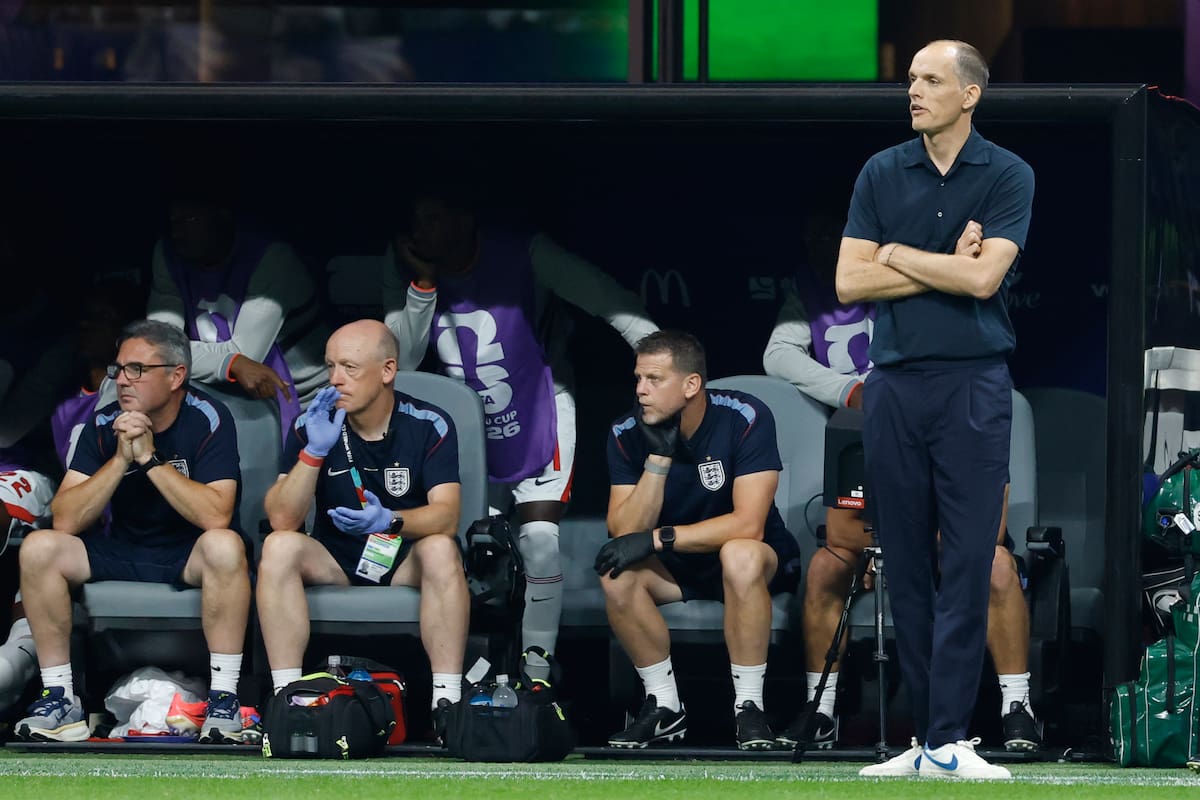 El entrenador de la selección de Inglaterra, Thomas Tuchel (a la derecha), y su cuerpo técnico observan el partido de semifinales de la Copa del Mundo entre Inglaterra y Argentina en Atlanta. //Foto, AP: Erik S. Lesser