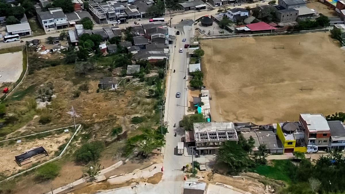 Las obras viales que se realizan en Tierra Baja incluyen pavimentación en concreto rígido, la construcción de la glorieta frente a la Terminal del Norte y el desarrollo de los tramos en asfalto que completan la conexión con la Vía al Mar. // Foto: Cortesía - Alcaldía de Cartagena.