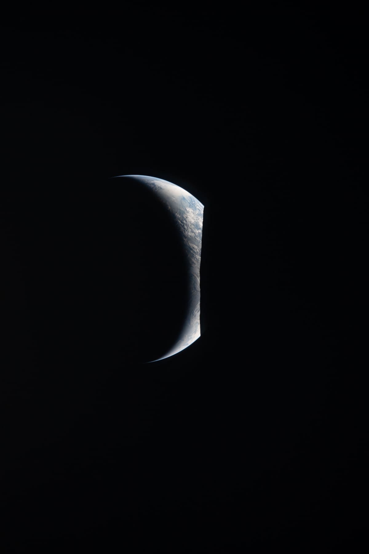Salida de la Tierra capturada a través de la ventana de la nave espacial Orión a las 19:22 (ET) durante el sobrevuelo de la cara oculta de la Luna por la tripulación de Artemis II. //NASA