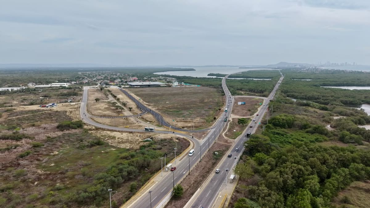 La obra de la nueva vía de acceso a TierraBaja fue ejecutada por la Secretaría de Infraestructura a través del programa Vías para la Felicidad. // Foto: Cortesía - Alcaldía de Cartagena.