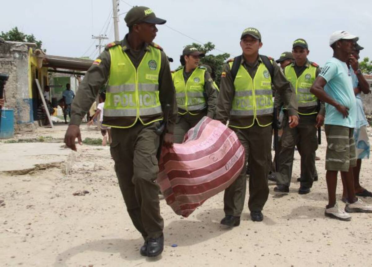 Militares y policías descargaron los paquetes con las ayudas para los habitantes damnificados de Tierrabomba. GERMÁN GÓMEZ POLO, EL UNIVERSAL