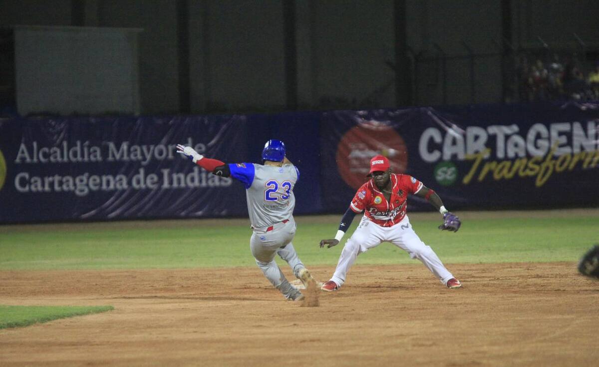 Una jugada del partido durante la final del béisbol profesional colombiano. // Foto: Óscar Díaz - El universal.