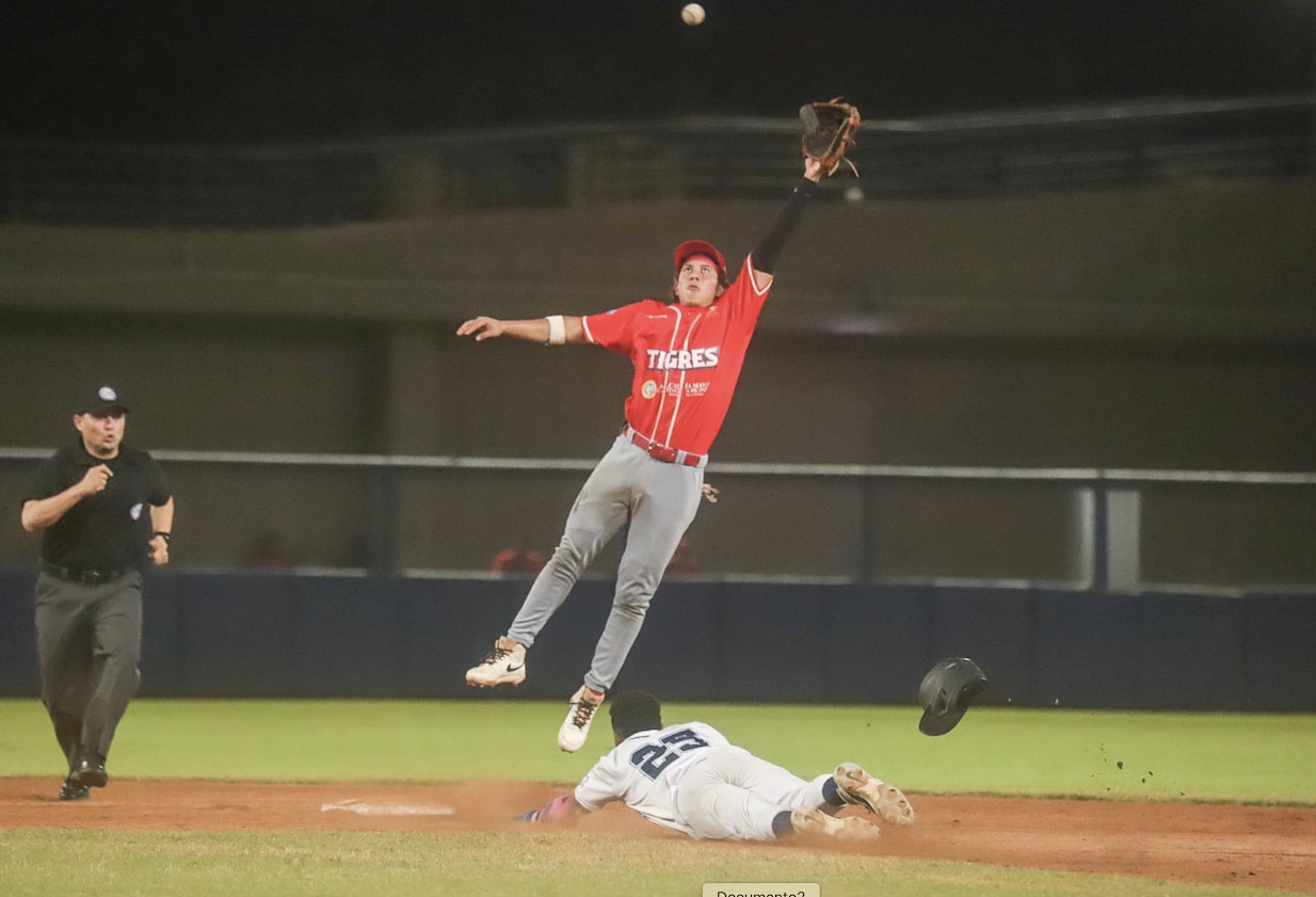 Acción del juego entre las novenas de Tigres de Cartagena y Bolívar y Leones de Barranquilla en partido por la Liga Profesional de Béisbol Colombiano, disputado en el estadio Édgar Rentería de la capital del Atlántico.//Cortesía @Leones.