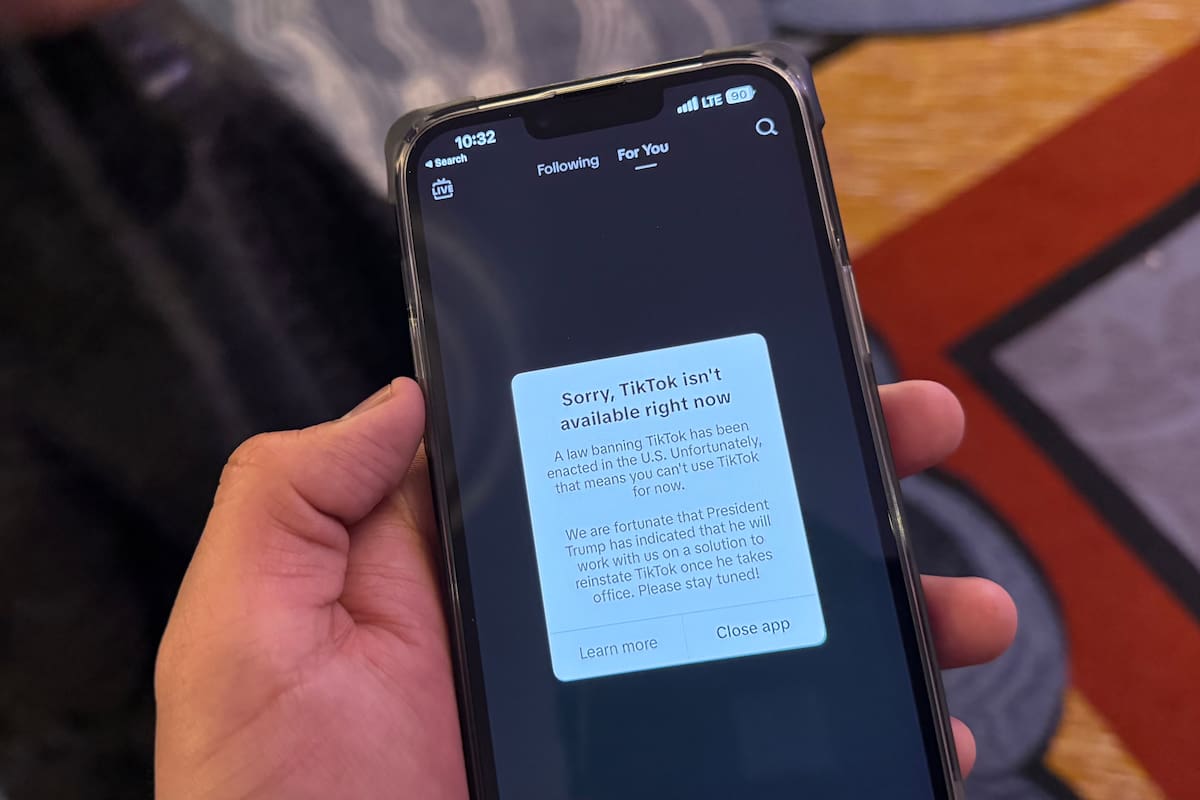 Un teléfono con el mensaje en la aplicación TikTok que dice "Lo lamento, TikTok no está disponible en este momento", este sábado en Washington (Estados Unidos). //EFE