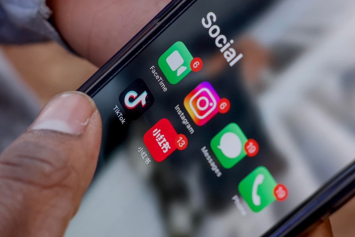 Fotografía de archivo en donde se ve a un usuario de iPhone con la aplicación TikTok. //EFE