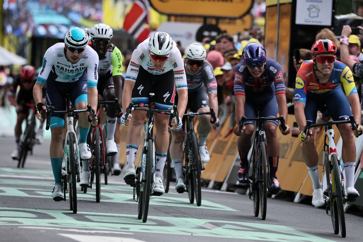 El ciclista belga Tim Merlier (2-L) del Soudal Quick-Step gana al sprint la tercera etapa del Tour de Francia. //Foto, EFE: CHRISTOPHE PETIT TESSON