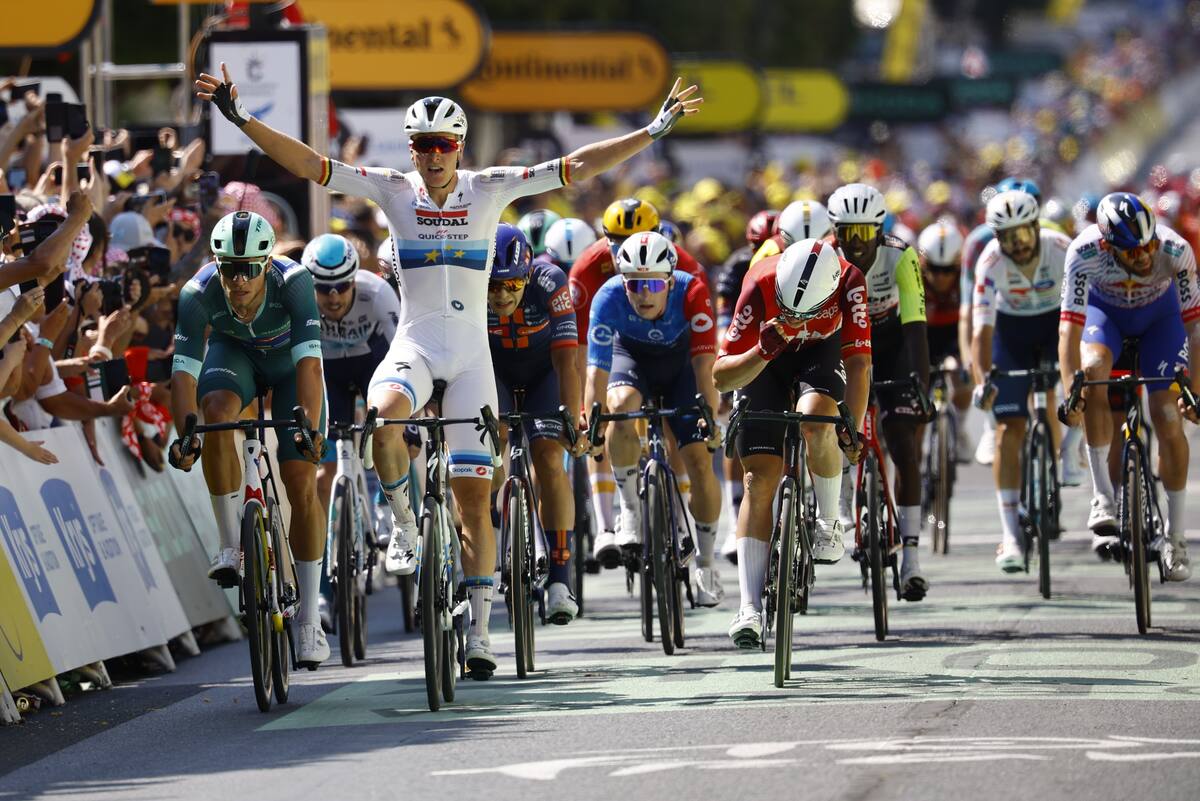 El ciclista belga Tim Merlier, del equipo Soudal Quick-Step, celebra su victoria en la novena etapa del Tour de Francia, una carrera ciclista de 174,1 km desde Chinon a Chateauroux, Francia. //Foto, EFE: MARTIN DIVISEK