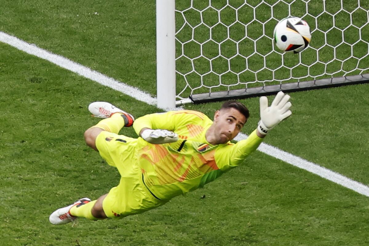 El portero Koen Casteels de Bélgica hace una parada durante el partido del grupo E de la UEFA EURO 2024 entre Bélgica y Eslovaquia, en Frankfurt Main, Alemania, el 17 de junio de 2024. //EFE