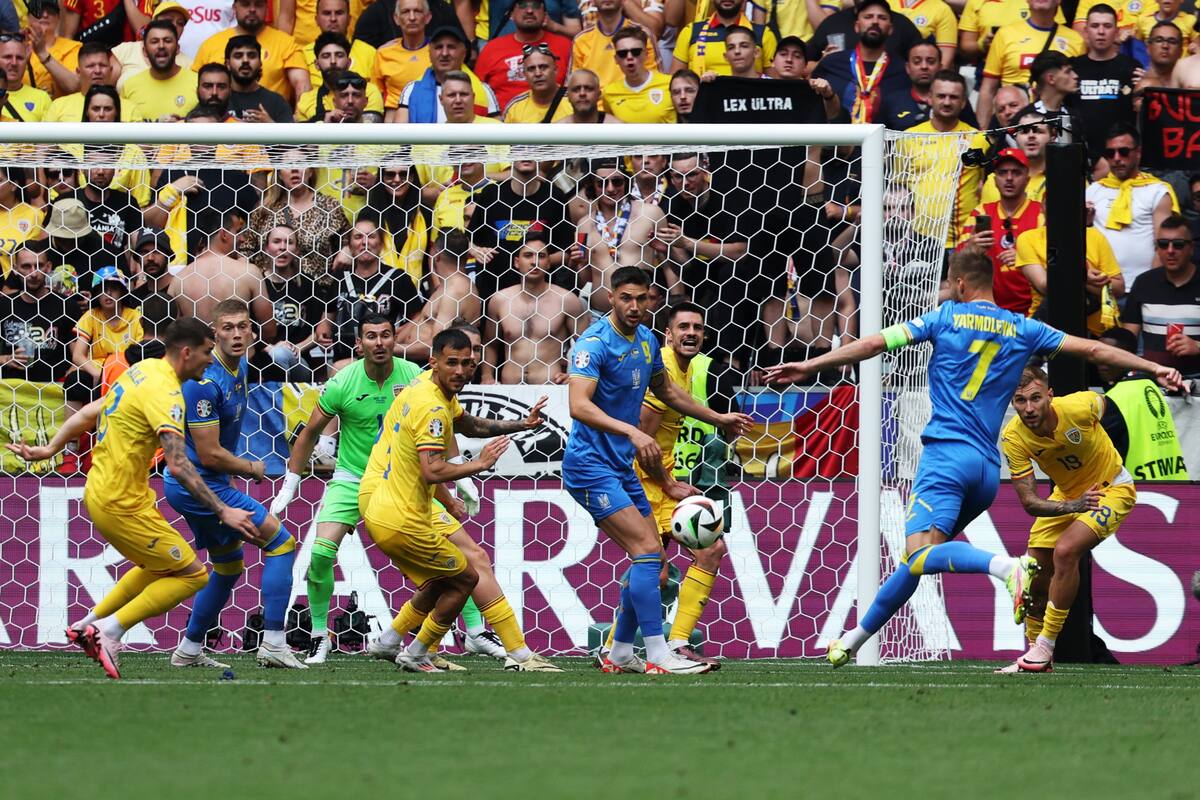 Andriy Yarmolenko de Ucrania (R) en acción durante el partido de fútbol del Grupo E de la UEFA EURO 2024 entre Rumania y Ucrania, en Munich, Alemania, el 17 de junio de 2024. //EFE