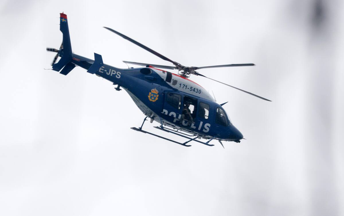 Un helicóptero policial vigila la zona donde se produjo un tiroteo en la escuela Risbergska en Orebro, Suecia. //EFE