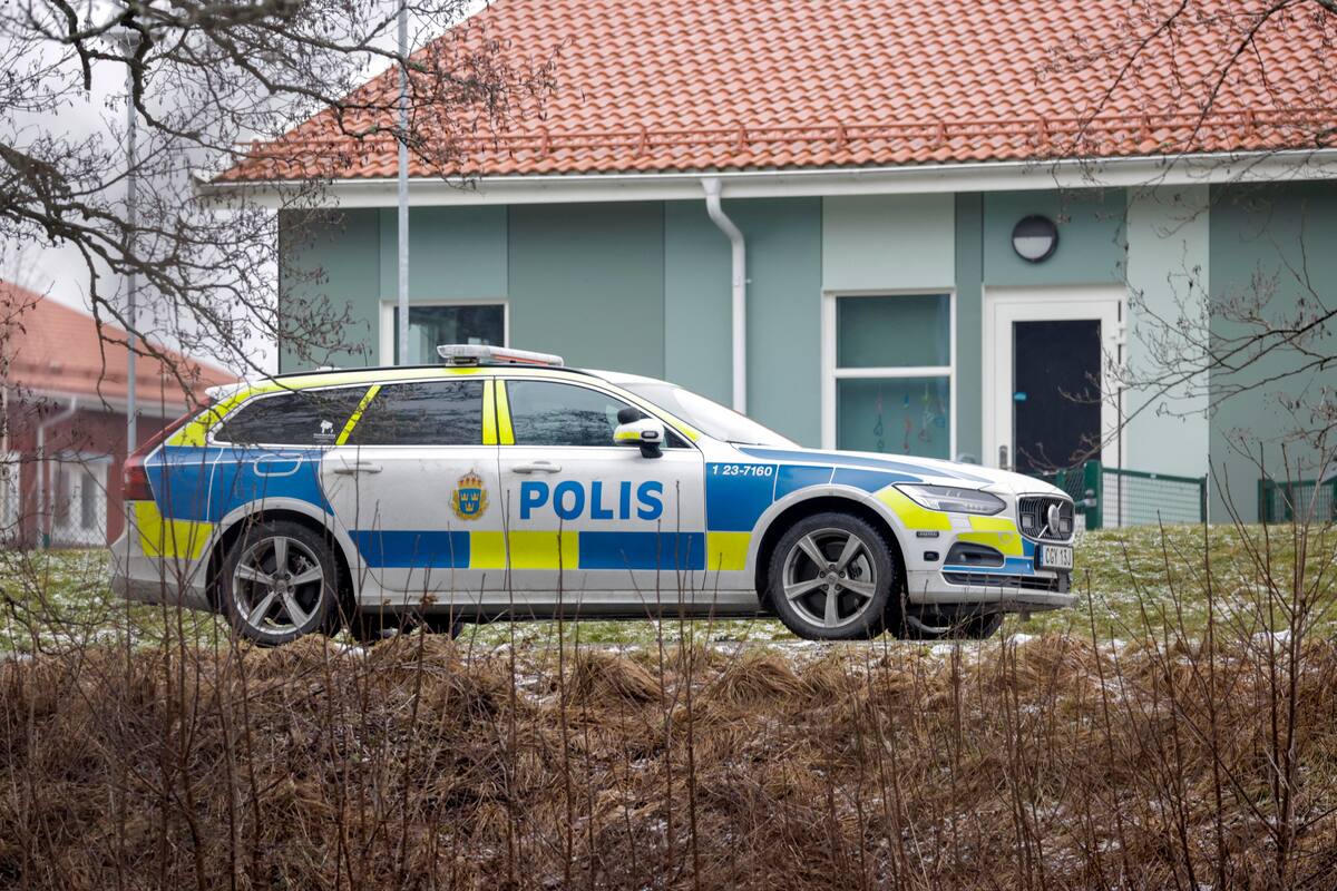 Las fuerzas policiales están desplegadas en el lugar de un tiroteo en la escuela Risbergska en Orebro, Suecia. //EFE
