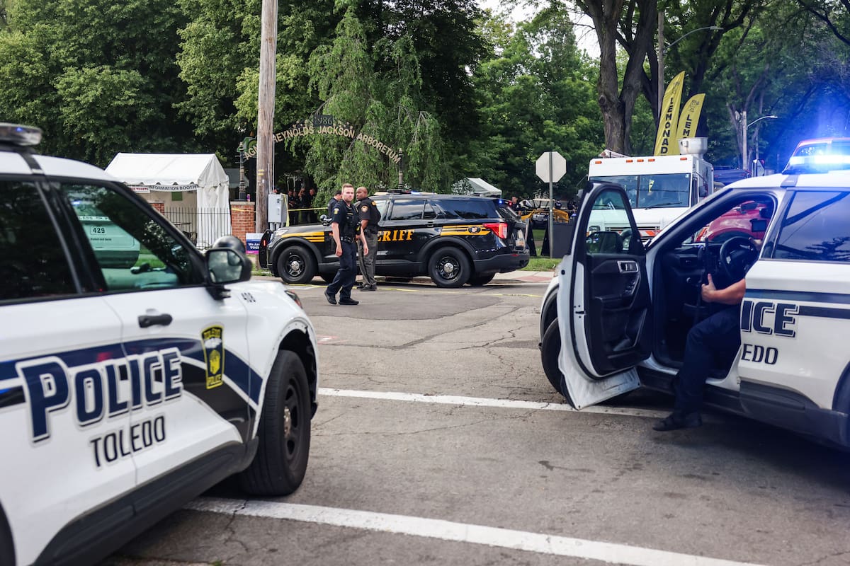 La policía de Toledo investiga un tiroteo que dejó 12 personas heridas en el festival Old West End, celebrado en el arboreto Agnes Reynolds Jackson en Toledo, Ohio. //Foto, AP: Rebecca Benson/The Blade