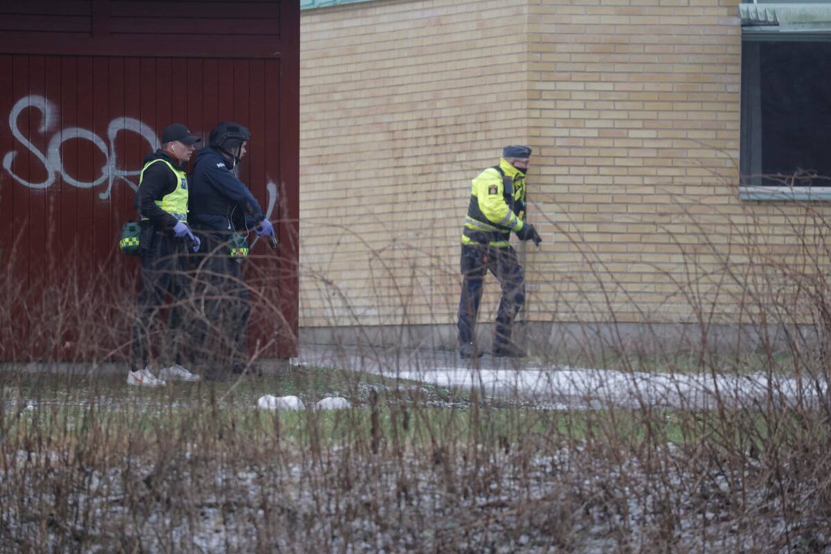 Las fuerzas policiales están desplegadas en la Escuela Risbergska en Örebro, Suecia, 04 de febrero de 2025. //EFE
