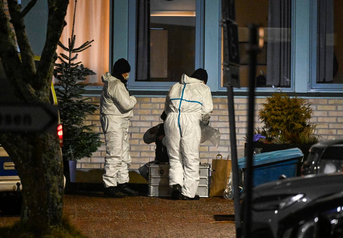Técnicos policiales trabajan en el lugar del tiroteo en el centro educativo Risbergska en Orebro, Suecia. //EFE
