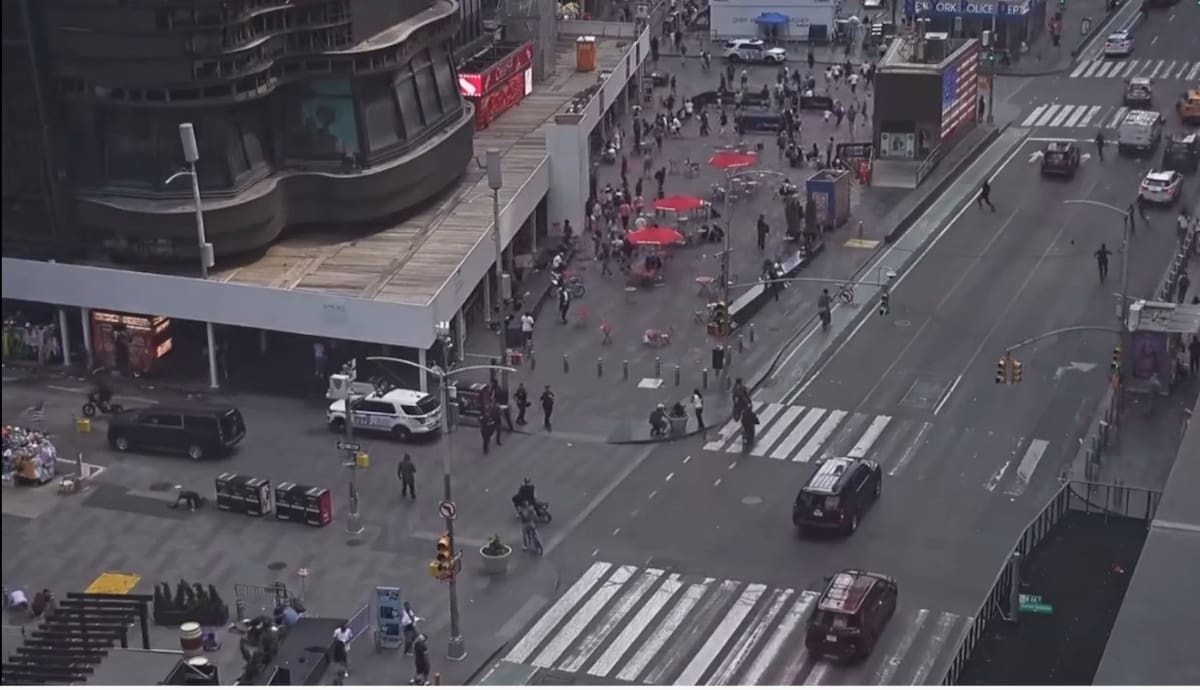 Tiroteo en Times Square tras desfile de los Knicks de New York generó caos. // Foto: captura de video @world24x7hr.
