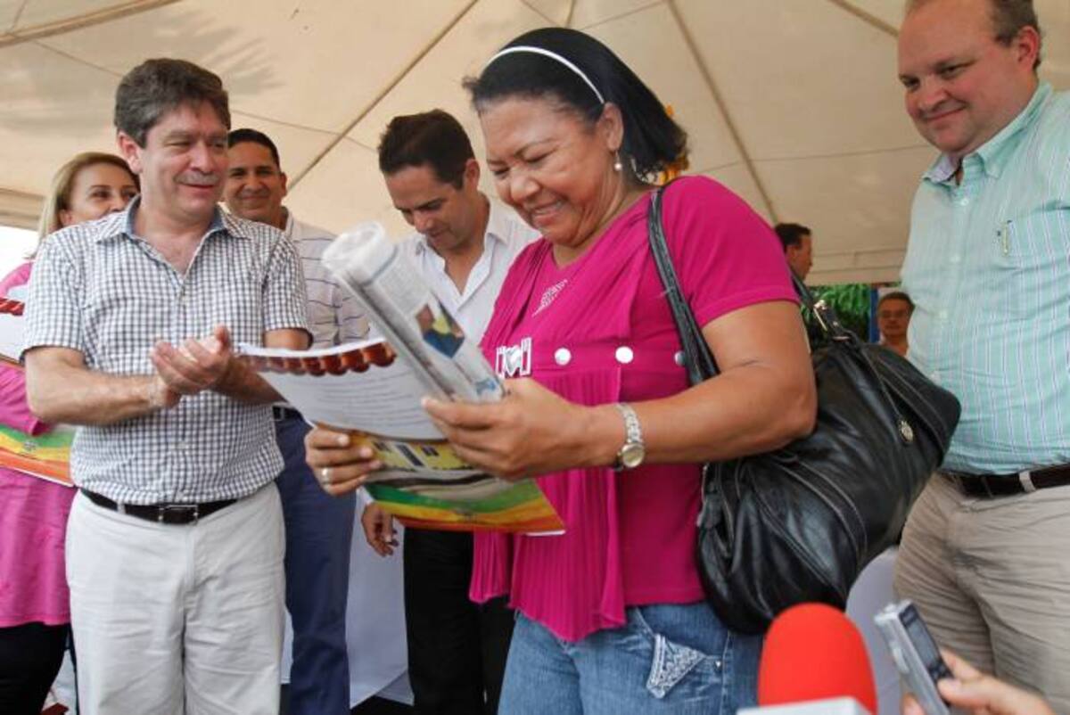 Marleni Tapias recibie después de 25 años de esperarlo, el título que la acredita como propietaria de su vivienda situada en el barrio El Líbano. AROLDO MESTRE - EL UNIVERSAL