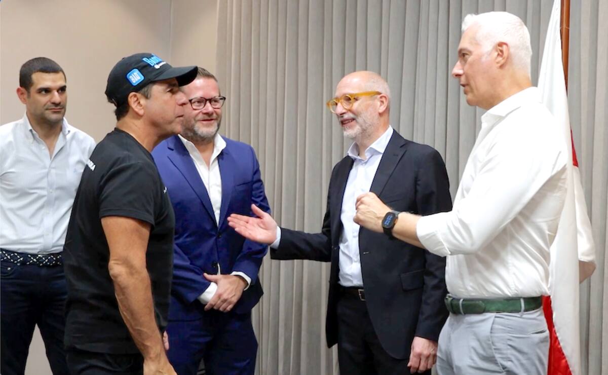 El alcalde Alejandro Char comparte con representantes de la empresa SGI Aviation y representantes de los gremios asentados en Barranquilla.//Cortesía.