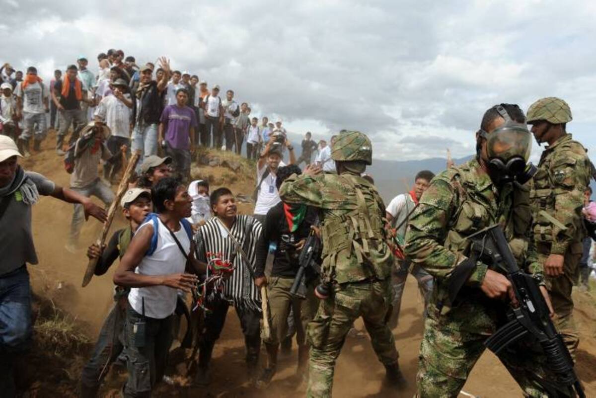 Indigenas intentaron desalojar a la fuerza pública. COLPRENSA