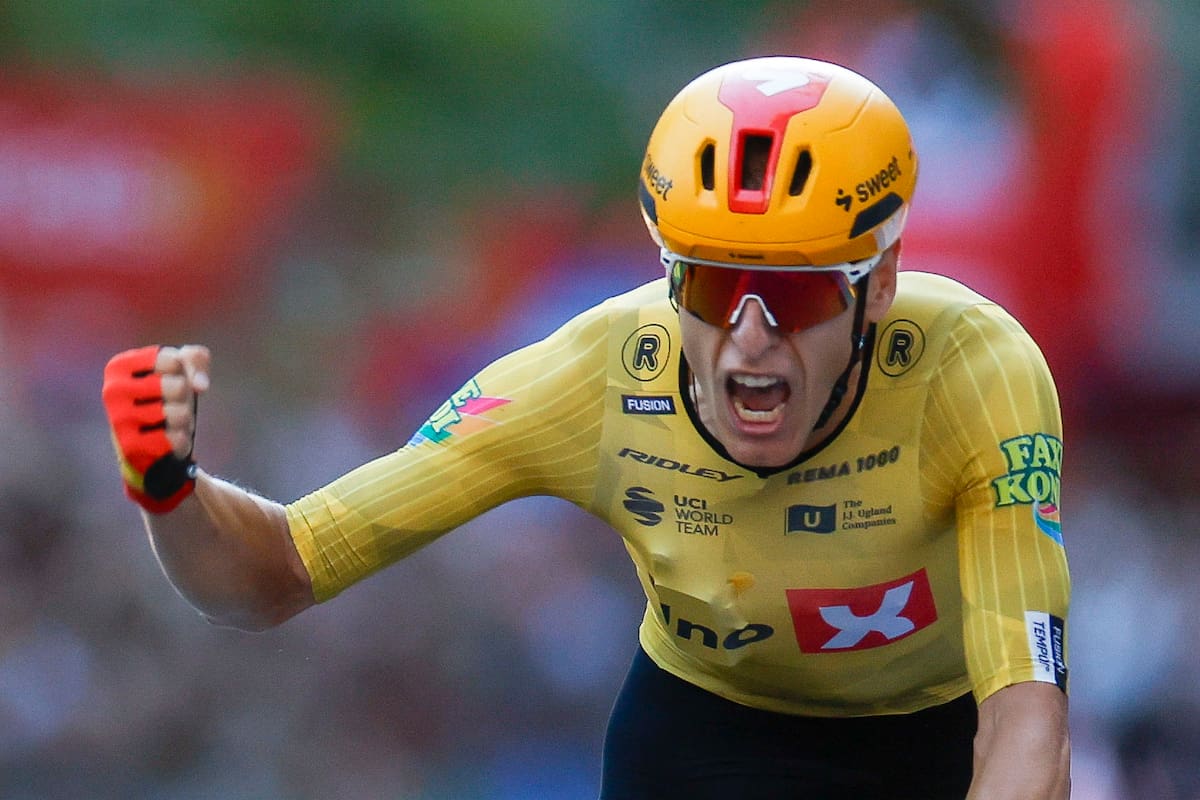 El noruego Tobias Johannessen vence en la última etapa de la Vuelta ciclista España con salida y meta en Granada. //Foto, EFE: Javier Lizón