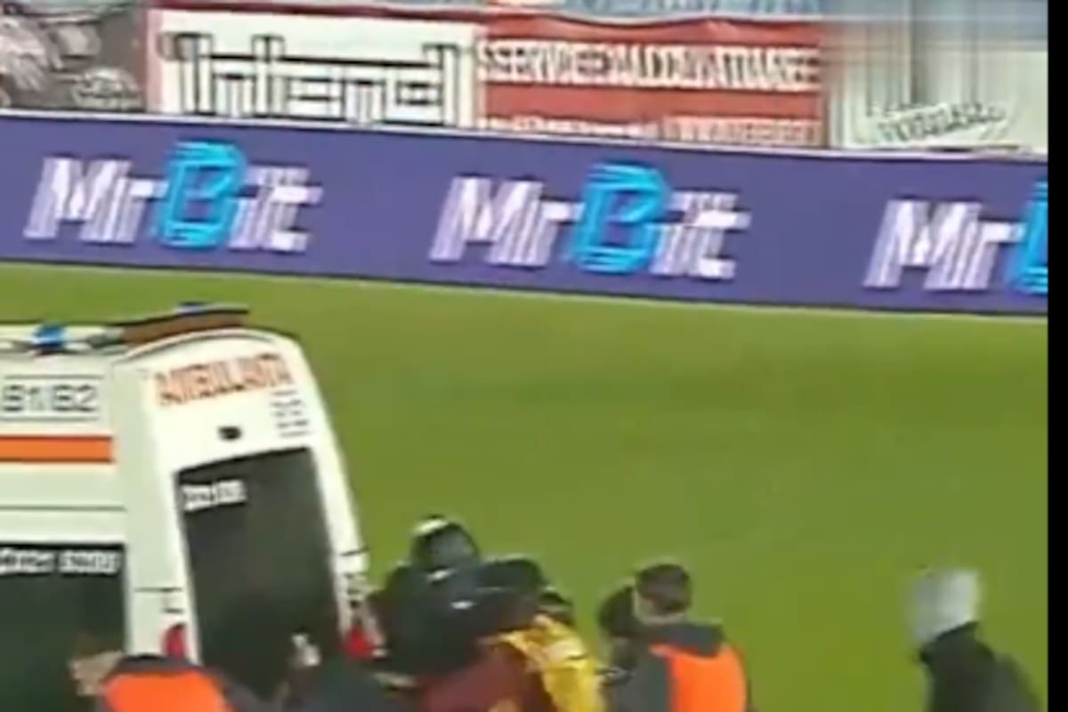 Video: una ambulancia quedó atrapada en el campo y los jugadores lograron sacarla