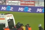 Video: una ambulancia quedó atrapada en el campo y los jugadores lograron sacarla