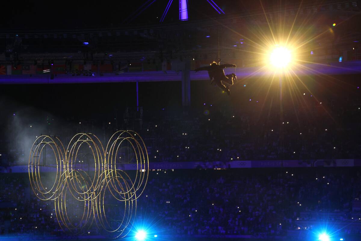 Tom Cruise realiza una acrobacia durante la ceremonia de clausura de los Juegos Olímpicos de París 2024 en el estadio Stade de France de París, Francia. //EFE