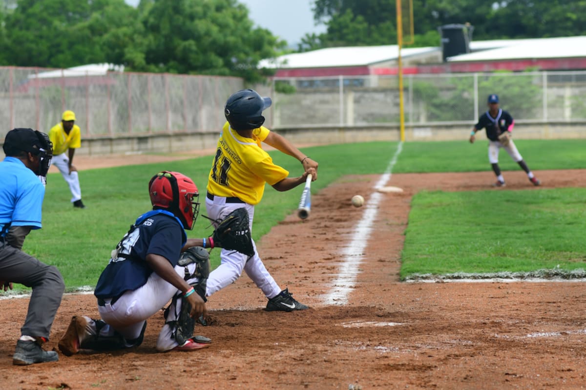 Acción del juego entre el anfitrión Manatí, que venció 10 carreras por 2 a Candelaria.//Cortesía PGDA.
