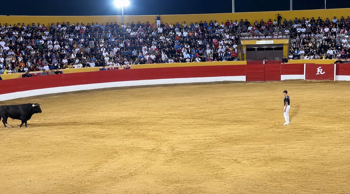 Toro embiste a recortador en medio de un evento de corridas en España. // Foto: captura de video - mejorada con IA (ChatGPT).