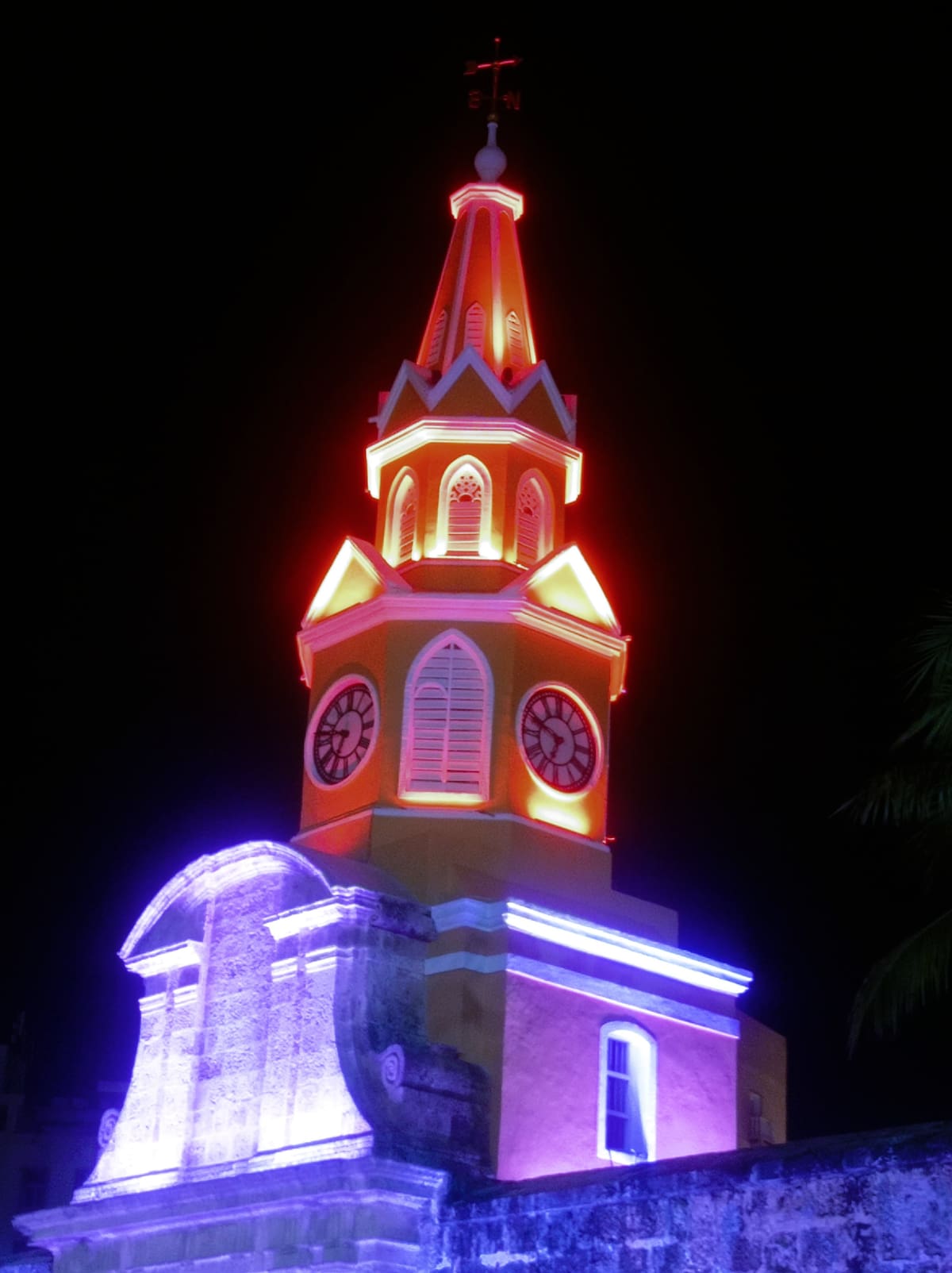 La Torre del Reloj se iluminó de rojo y blanco. // Foto: Zenia Valdelamar - El Universal