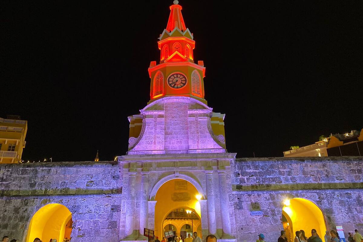 Torre del Reloj se ilumina con los colores de la bandera de Turquía: así luce