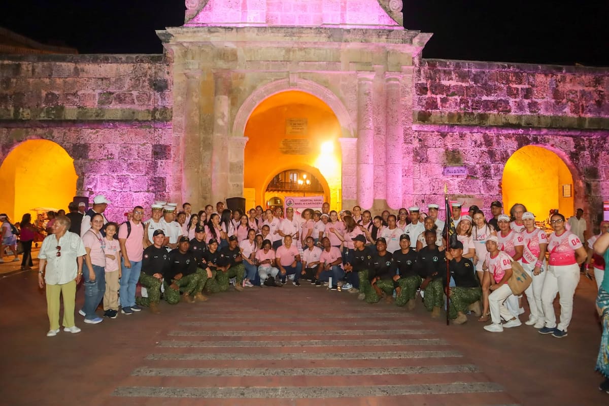 Torre del Reloj se viste de rosa por prevención al cáncer de mama