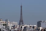 Impresionante video de rayo que impacta la Torre Eiffel durante tormenta en París