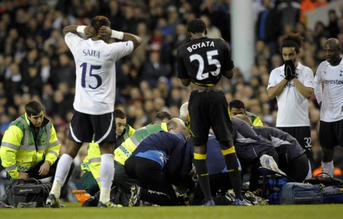 Momentos en que el jugador Fabrice Muamba era atendido. AFP OLLY GREENWOOD