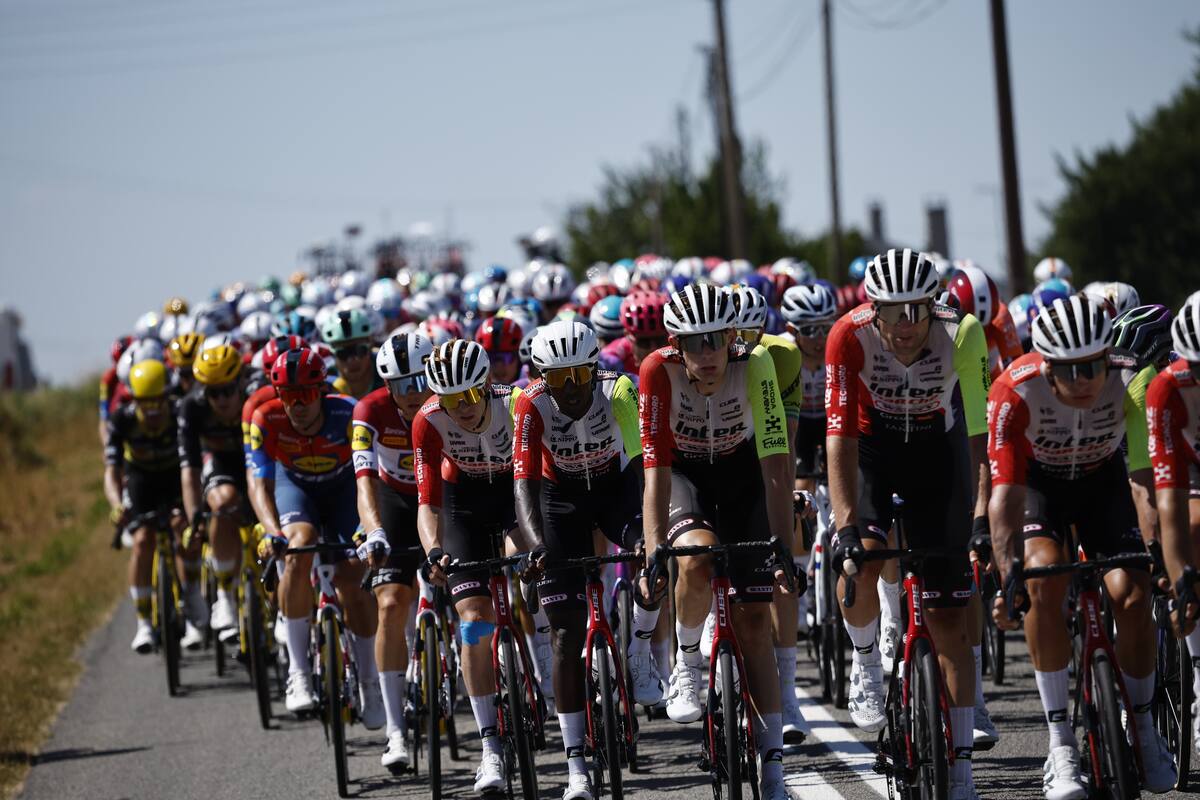 El pelotón en acción durante la octava etapa del Tour de Francia, una carrera ciclista de 171,4 km desde Saint-Meen-le-Grand a Laval Espace Mayenne, Francia. //Foto, EFE: Martin Divisek