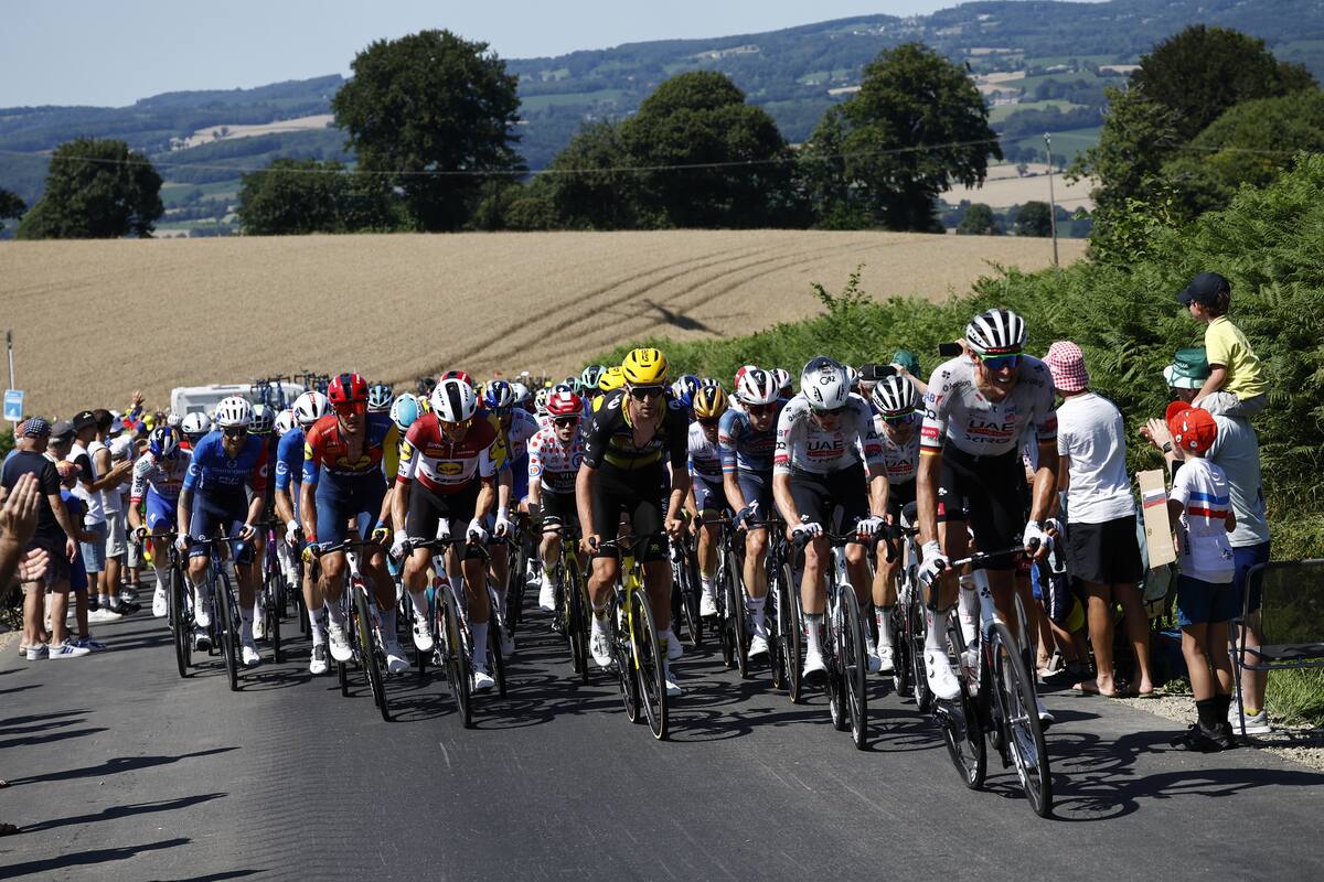 El pelotón en acción durante la sexta etapa del Tour de Francia, una carrera ciclista de 201,5 km desde Bayeux a Vire Normandie, Francia. //Foto, EFE: MARTIN DIVISEK