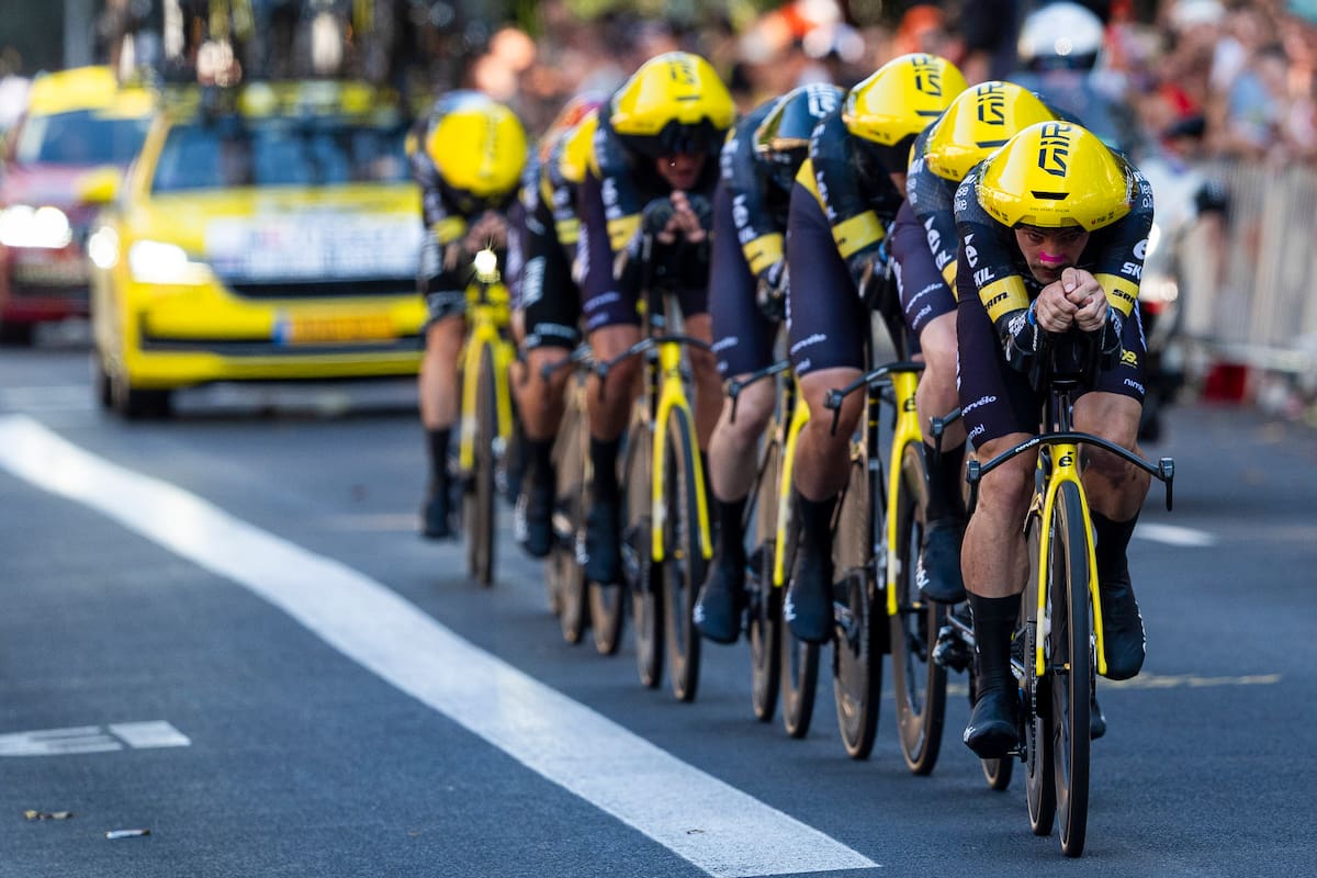 Ciclistas del Visma-Lease a Bike durante la primera etapa del Tour de Francia. //Foto, EFE: Siu Wu