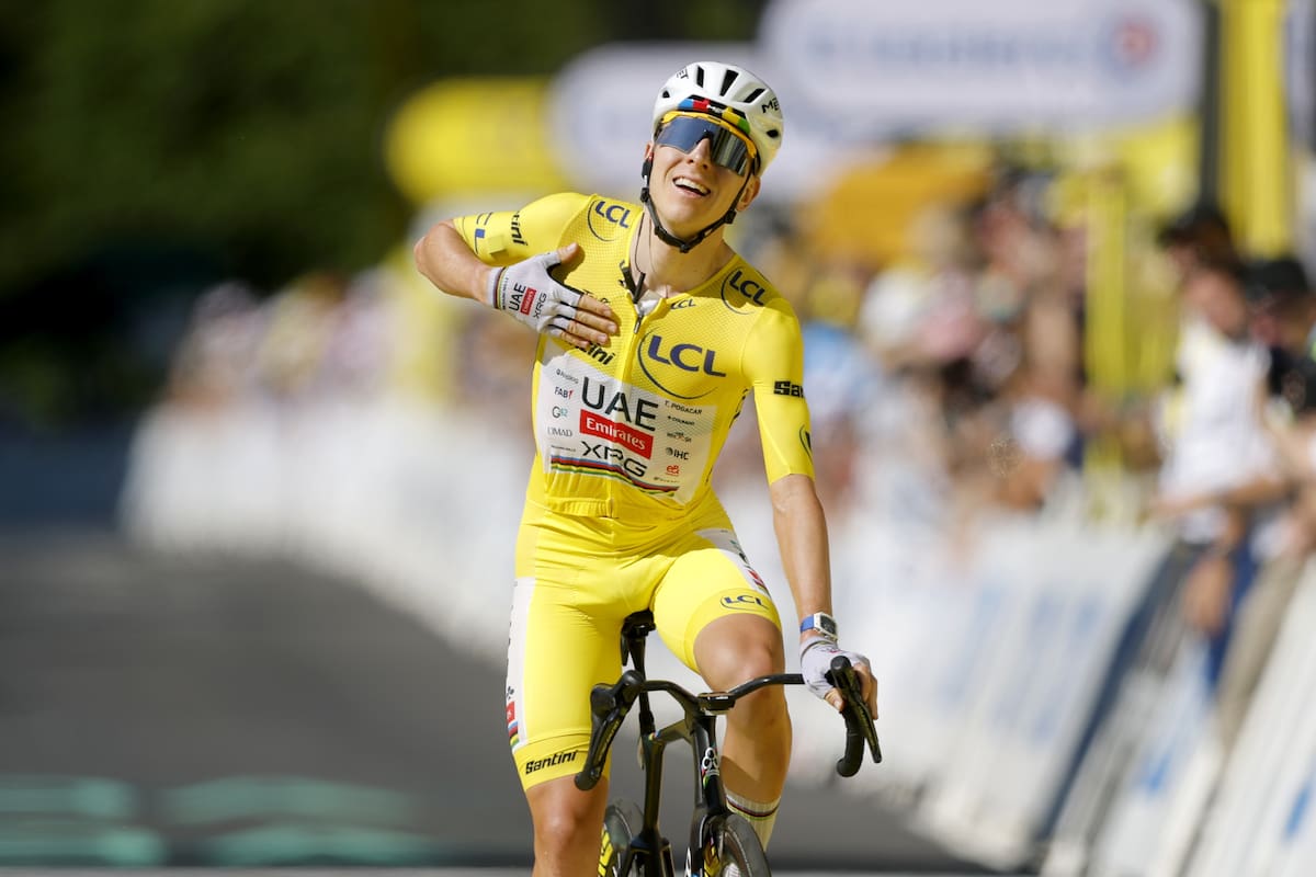 El ciclista esloveno Tadej Pogačar, del UAE Team Emirates y líder de la clasificación general (maillot amarillo), celebra al cruzar la meta y ganar la décima etapa del Tour de Francia. //Foto, EFE: GUILLAUME HORCAJUELO