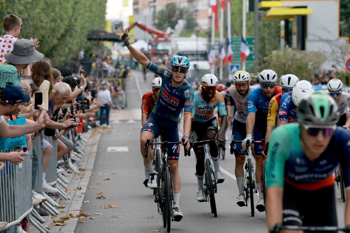 El ciclista belga Tim Merlier, del equipo Soudal Quick-Step, celebra en la zona de meta tras ganar la 12.ª etapa del Tour de Francia . //Foto, EFE: STEPHANIE LECOCQ / POOL