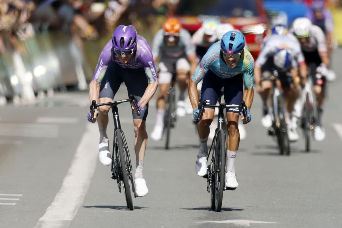 El ciclista suizo Mauro Schmid (izq.), del equipo Jayco AlUla, cruza la meta por delante del ciclista colombiano Harold Tejada (der.), del equipo XDS Astana, para ganar la 13.ª etapa del Tour de Francia. //Foto, EFE: YOAN VALAT