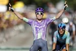 Mauro Schmid le arrebató el triunfo a Harold Tejada en la etapa 13 del Tour de Francia