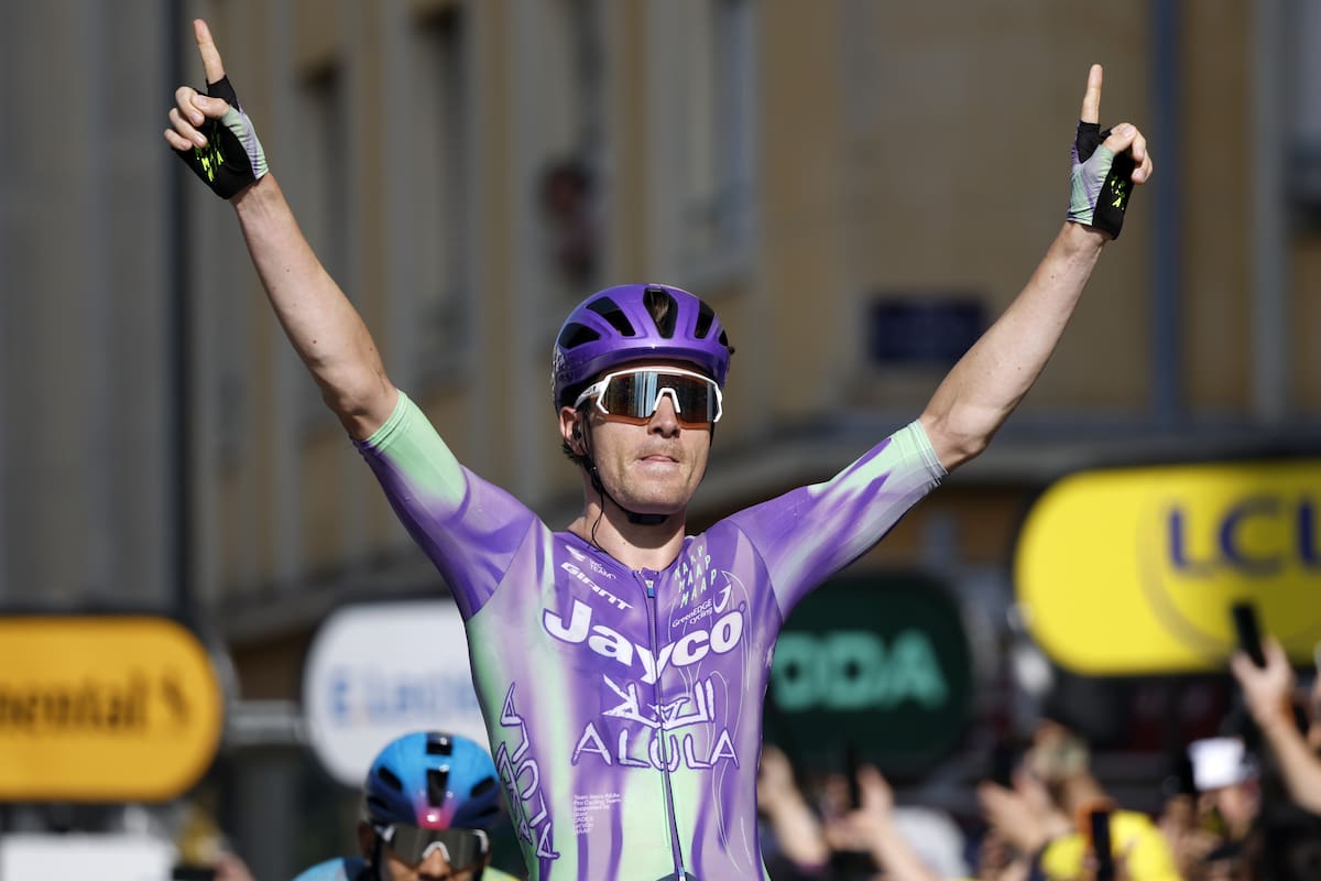 El ciclista suizo Mauro Schmid, del equipo Jayco AlUla, celebra al cruzar la línea de meta y ganar la 13.ª etapa del Tour de Francia. //Foto, EFE: GUILLAUME HORCAJUELO