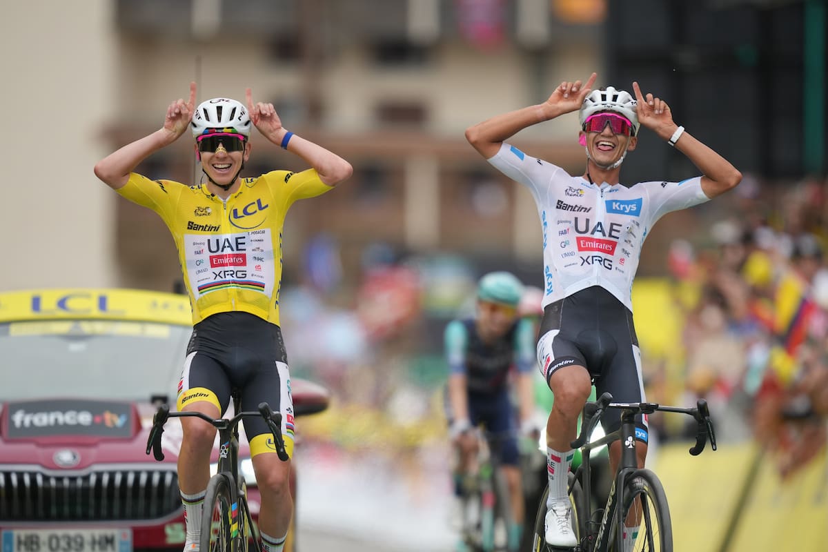 El esloveno Tadej Pogacar (izquierda) y el mexicano Isaac Del Toro (derecha) reaccionan al cruzar la línea de meta de la vigésima etapa del Tour de Francia. //Foto, AP: Mosa'ab Elshamy