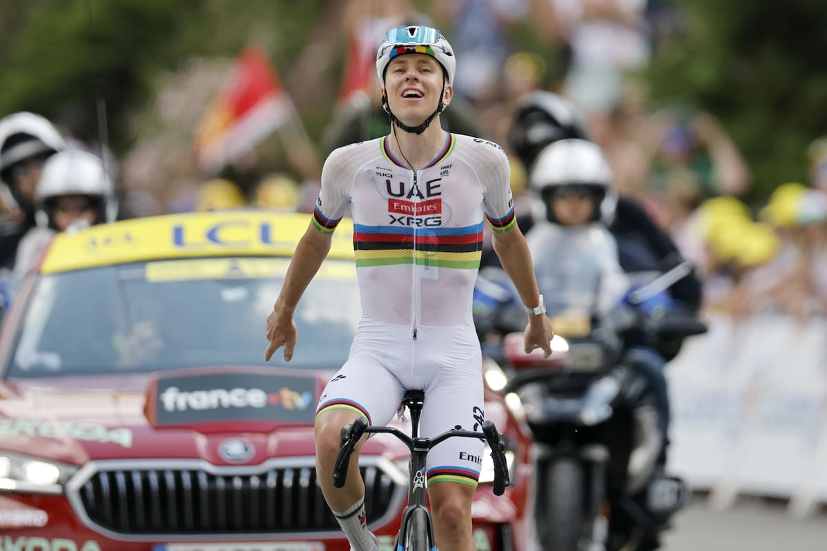 El ciclista esloveno Tadej Pogacar, del UAE Team Emirates XRG, celebra al cruzar la línea de meta tras ganar la sexta etapa del Tour de Francia. //Foto, EFE: GUILLAUME HORCAJUELO